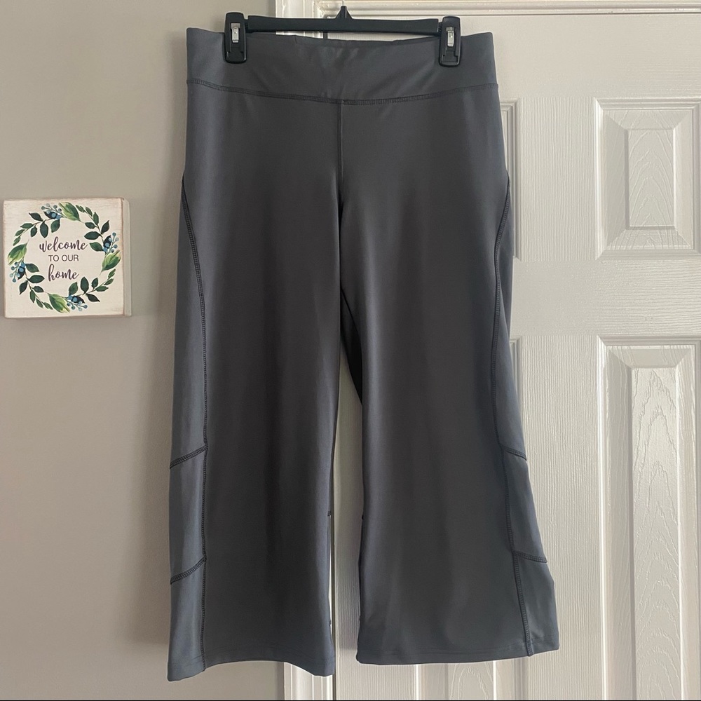 Cabela’s Athletic Performance Capris Gray Medium Zipper Pocket Cropped Wide Leg